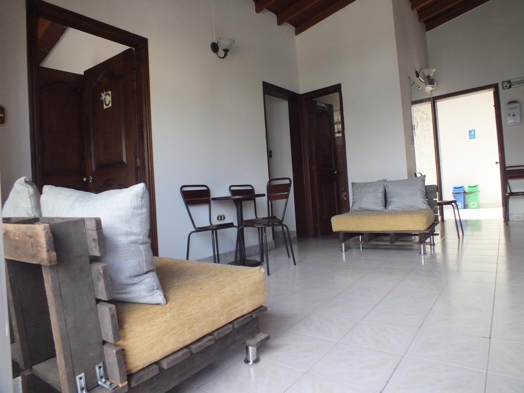 Hostal Casa Paraiso Медельин Экстерьер фото